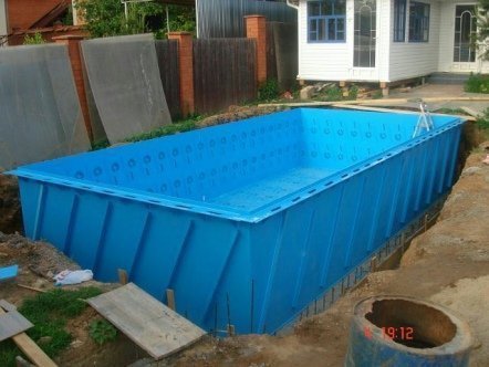 Бассейны из пластика для дачи: условия монтажа