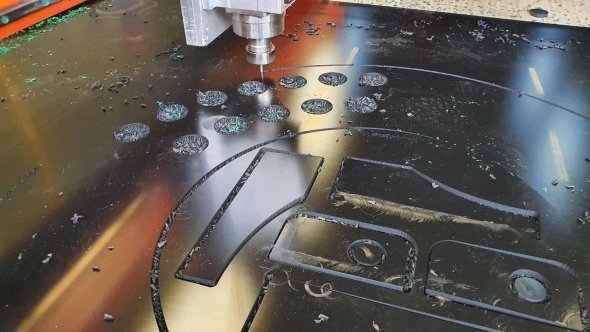 Резка, фрезеровка и гравировка пластика по размерам заказчика